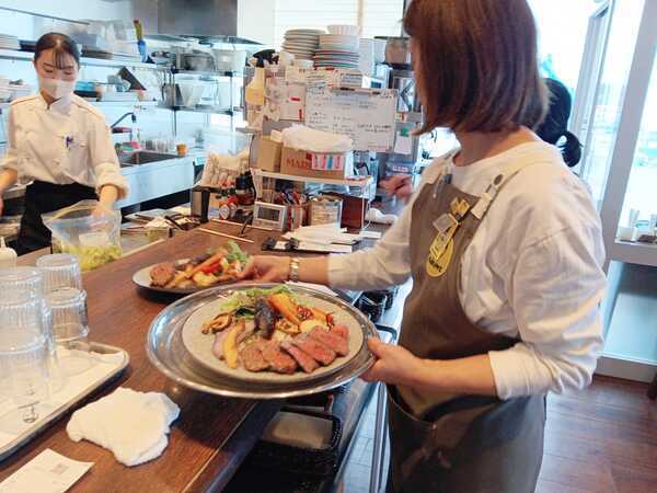 キッチンメンバーとも連携
つくりたて料理をお客様に提供いたします。