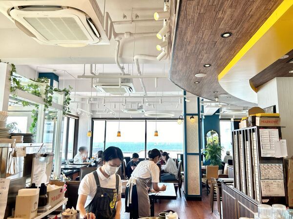 葉山マリーナ店の様子。
キッチンからみた店内、開放感が溢れます。
