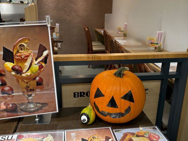 ハロウィンの飾り付けでお出迎え
期間限定の栗のパフェも人気