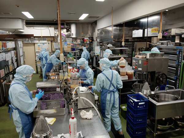 プリン工房の様子①
みんなで協力しながら製造をすすめます。