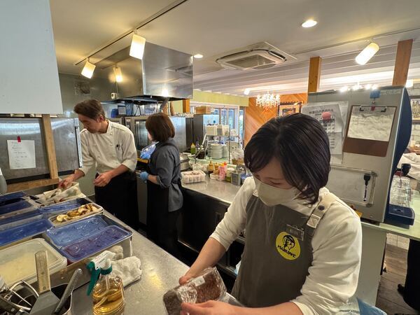 キッチンスタッフと連携
お客様につくりたてを提供いたします。