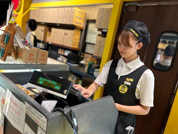 レジ業務は正確に。
先輩が丁寧に教えます。