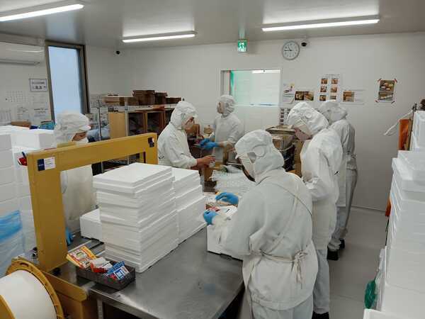 宅配所ではお客様からのご注文一つ一つの
商品を丁寧に梱包出荷作業を進めます