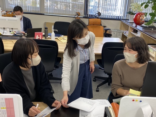 宅配オフィス、みんなで協力してお客様対応
ご注文内容、電話応対等