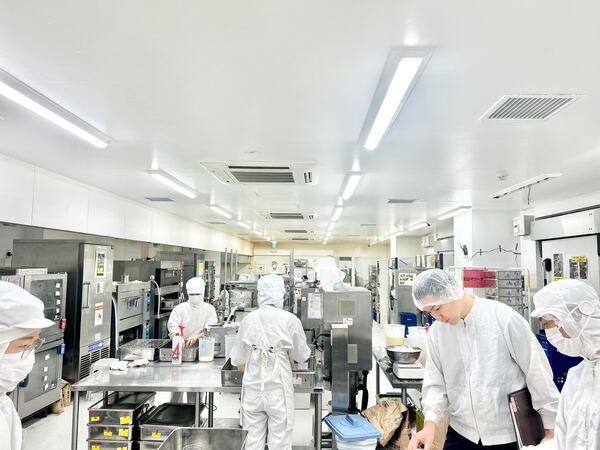 ◎未経験者大歓迎 ◎時給1,250円【ビーカープリンのマーロウ 製造パート募集！】◎9：00～勤務スタート ◎週3日程度 ◎マーロウヨコスカファクトリープリン工房内でのお仕事です。◎車バイク通勤可能