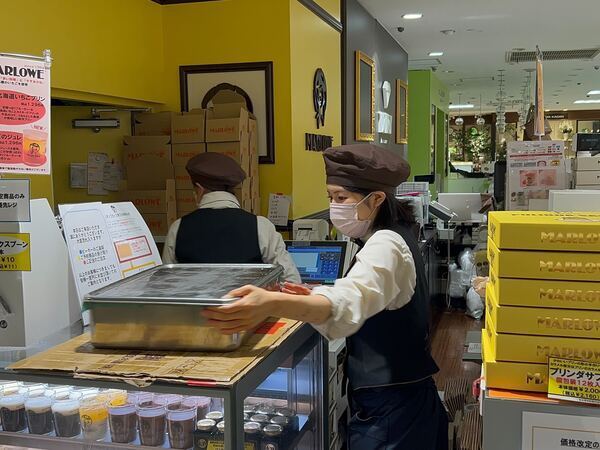 店頭での販売接客のお仕事
先輩と協力します。