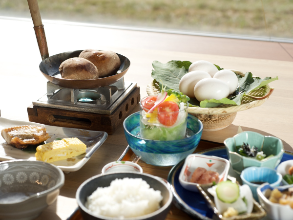 朝食は和食の定食料理です。