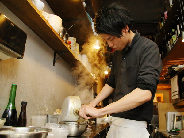 【アルバイト/調理スタッフ：鶏・焼酎 るこっく】鶏料理とお酒が自慢！盛付けや洗い物など、カンタンな補助業務をお任せ！鶏料理の良い香りが食欲をそそる！⇒無料まかない付き！豊水すすきの駅スグで東豊線ユーザー必見！学校帰りバイトにも！＜未経験OK＞＜週2日～OK＞