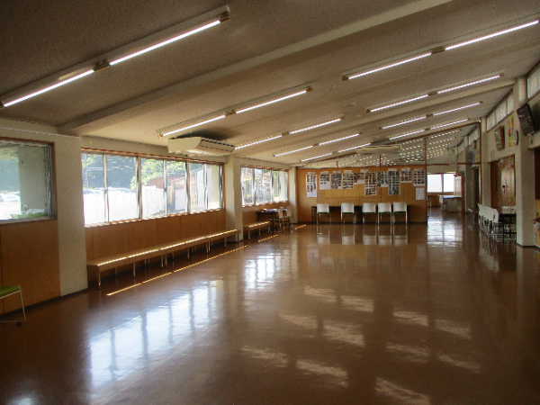 広いホールでのびのび過ごしています。