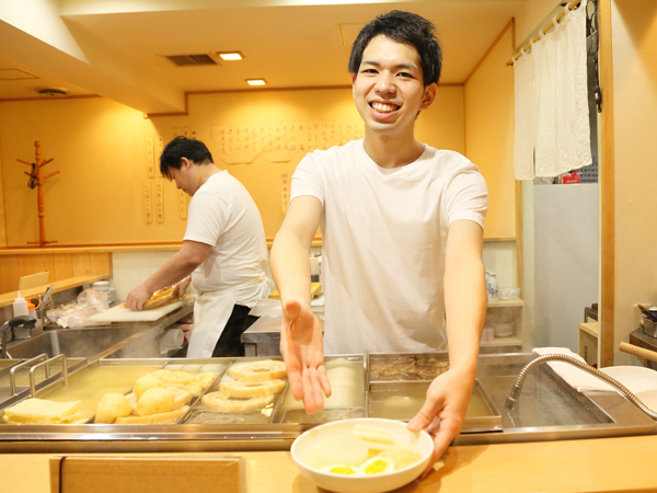 【アルバイト：接客スタッフ/おでんと肴 ちくわ】夏でも食べたくなる「染みじゅわ～」の絶品おでん屋さん！明るく柔らかい雰囲気の店内で居心地！アルバイトさんの定着率も良く1年以上働くスタッフも！週2日～×1日3時間～OK！［時給1200円］［絶品まかない付き］未経験・大学生スタッフ多数在籍！