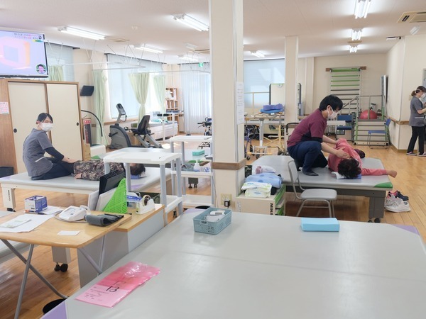 【正社員/理学療法士】【Iターン、Uターン子育て世代活躍中】8：30～17：30◆残業少なめ◆昇給・賞与あり◆各種手当あり◆産休・育休実績あり◆年間休日120日◆電子カルテ導入