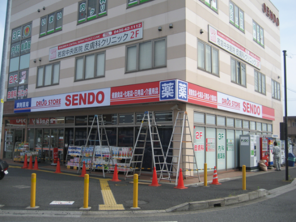 スーパーマーケットやホームセンターなど
お店の『顔』をつくる仕事です。