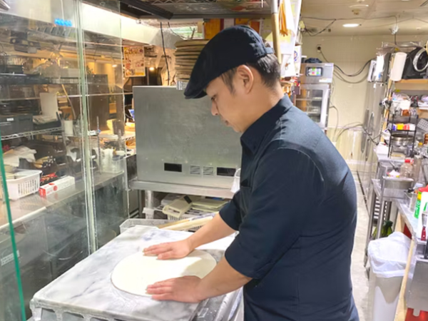【正社員/料理長候補 ：NUTS CAFE Nights(ナッツ カフェ ナイツ)】≪高月給30万円～・賞与あり≫キャリアアップしたい方・これまでの経験を活かしたい方歓迎。充実の待遇でお待ちしています！長く腰を据えて働ける環境がココにあります！転職希望の方は入社日の調整も相談可能！中途入社8割以上★