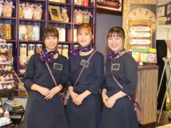 【正社員/接客スタッフ：＆ Sweets! Sweets! Buffet! Alice　ルトロワ店】SNS映え間違いなし♪不思議の国のアリスをモチーフにした可愛らしいスイーツブッフェ店◎接客未経験の方も歓迎！運営するのは「山の猿」「とりの介」など人気居酒屋を展開するアイックス！大手ならではの安心勤務☆入社祝い金10万円あり♪