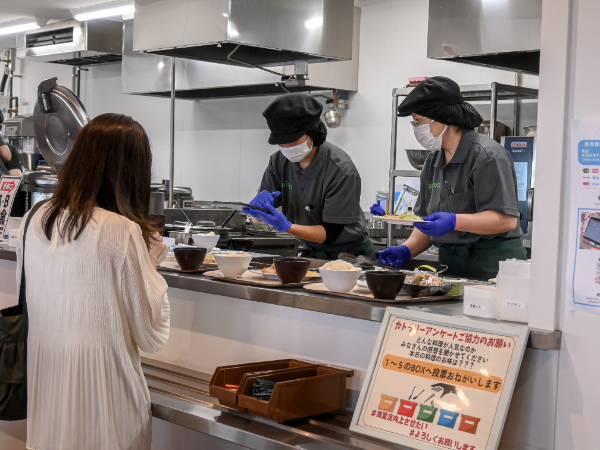 お客様の顔を見ながら素早く提供！