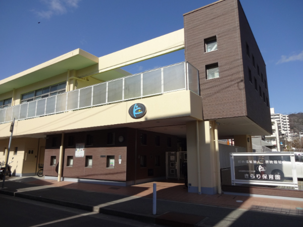 おひさまの光がたくさん入る保育室からは、
子どもたちの元気な声が聞こえてきます。