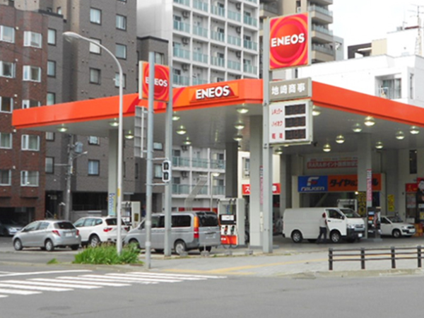 【アルバイト/ガソリンスタンドSTAFF：南4条西SS】週2日～・4時間～勤務OK！シフト融通はかなり良いです！夏も冬も季節に応じた制服＆ドリンク支給などスタッフ想いの待遇多数！ガソリン値引きはプライベートでも利用OK！ガソリンスタンドを利用したことがない未経験さんやブランクのある方も積極採用！アルバイトなのに賞与もあります！