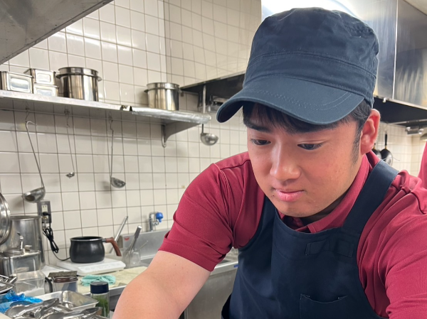 2週毎の希望シフト制／週3日～、1日4時間～勤務OK／フルタイム希望者は入社時より時給1,000円以上も可／未経験歓迎／Wワーク・扶養内勤務OK／車、バイク、自転車通勤OK／まかないあり／社員割引あり／道の駅はくしゅう道の駅内キッチンスタッフ
