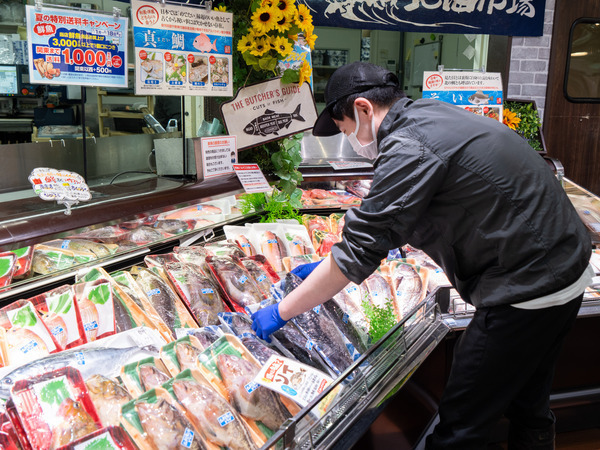 【アルバイト/鮮魚調理スタッフ：北海市場 屯田店】経験者募集につき高時給！フルタイム勤務ならではの特典あり→車通勤OK・お買い物券支給・ドリンク支給◎夕方までのシフトなので主婦（夫）パートさんも多数活躍中！