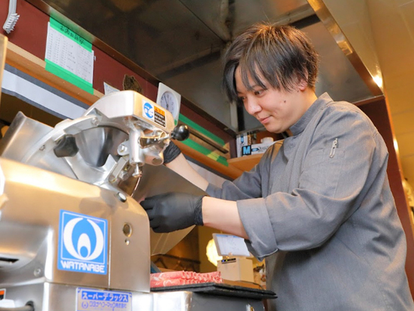 【正社員/店舗スタッフ：極薄ラムしゃぶ専門 工藤羊肉店 3号店（鴬藏店）】≪4月にお店がリニューアルしました≫！1人1鍋の極薄ラムしゃぶ専門店★≪経験不問≫働く大半のスタッフが未経験からのスタート！店舗売上だけでなく個人の頑張りをきちんと評価◎やる気があれば他に何も必要無し！≪月6～8日休み≫