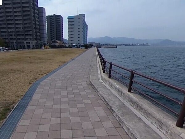 海岸沿いに沿って自転車でゴミ回収