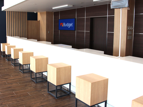 【短期アルバイト/レンタカー受付スタッフ：バジェットレンタカー新千歳空港店】≪北海道三菱自動車販売のグループ企業≫＼夏の短期バイトで稼げる／朝から働けるから1日を有効活用できる★もちろんお昼や夕方からの勤務もOK！週払いあり・店舗までの送迎あり・レンタカー貸与あり◎週3日～・4時間～勤務OK！