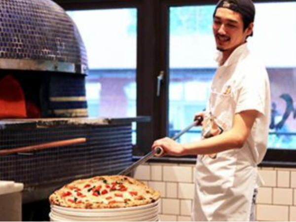 ★恵比寿駅東口 徒歩6分★【正社員／調理スタッフ募集！】働きながらスキルUPと成長が可能です★約150年もの間世界の人々を魅了し続けるイタリア/ナポリの伝統あるピッツェリア日本第1店★経験・スキルに合わせた仕込み＆盛付けからのお仕事で◎