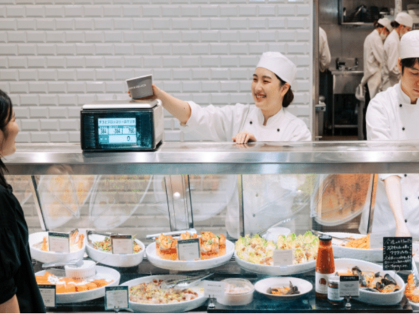 【首都圏エリア／正社員】食のセレクトストア《DEAN & DELUCA》｜食品販売スタッフ｜国内外の”食の魅力”を伝えながら、自分の“好き”を活かせるステージで働こう！年休117日◎資格取得サポートあり◎月給25万～！