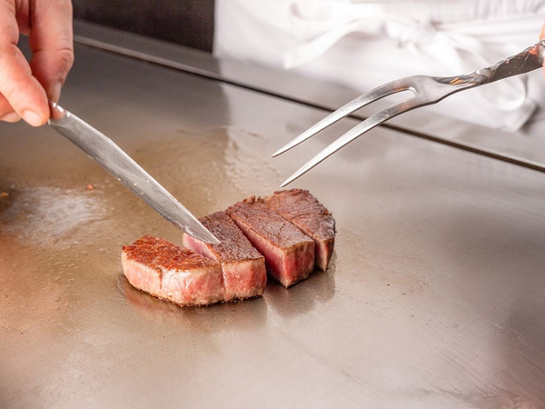 料理長候補（ファインダイニング業態　高級焼肉＆鉄板焼）◎月8日休み＆待遇充実で働きやすい職場◎ 