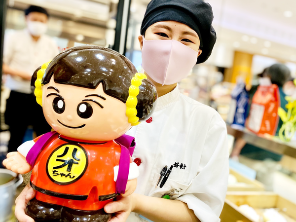 お店には沢山の種類の餃子や焼売などが並ん
でいます。季節限定のメニューも豊富です。