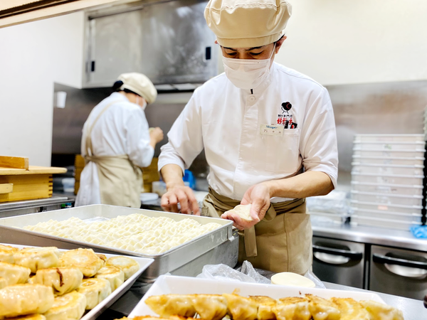 お店には沢山の種類の餃子や焼売などが並んでいます。季節限定のメニューも豊富です。