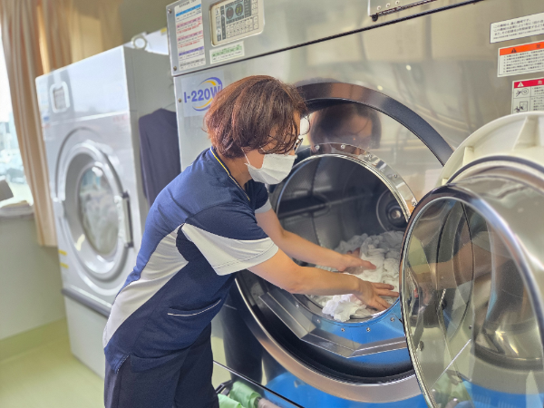 【パート/病院での洗濯スタッフ：ワタキューセイモア株式会社(旭川)】働きやすい時間帯で家事との両立◎「子供が学校に行っている間だけ」「土曜日は短時間」シフトの相談もOK！充実の福利厚生で家族でリゾートホテルに安く泊まれちゃうのもうれしいポイント★