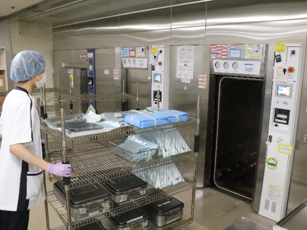 【契約社員/医療機器の滅菌スタッフ：ワタキューセイモア株式会社(旭川)】選べる勤務時間◎さらに！早番・遅番の場合は給与UP★医療知識は全く必要ありません！清掃未経験の方も大歓迎！事前に研修があるのも安心◎日祝固定休みなので予定が立てやすいのもうれしいポイント♪