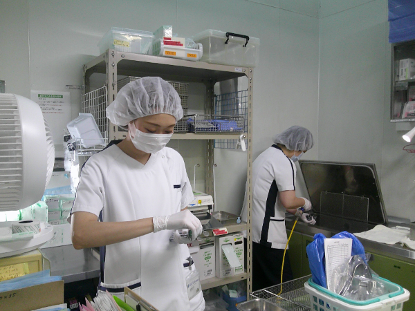 【契約社員/病院での器械管理スタッフ：ワタキューセイモア株式会社(旭川)】医療の資格がなくてもできる病院でのお仕事★作業はシンプルなのでお仕事のブランクがある方でも大丈夫！嬉しい土日祝休みでご家庭や子育てとの両立もしやすい♪福利厚生も充実している安心企業！