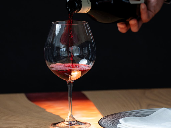 【正社員／バーテンダー】月給25万円～35万／スタッフ寮あり／未経験あり／マイカー通勤OK／賞与・昇給あり／交通費規定支給／副業OK