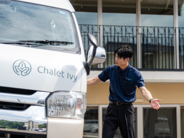 【正社員／施設管理・車両スタッフ】月給25万円～30万円／未経験者OK／英語が学べる／スタッフ寮あり／マイカー通勤OK／賞与・昇給あり／交通費規定支給／副業OK