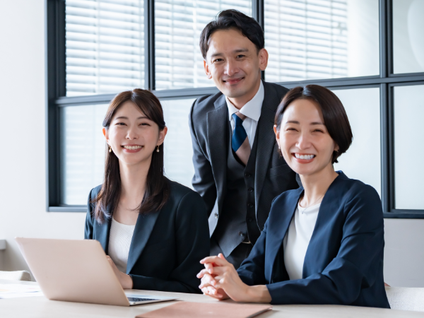 【動画制作｜正社員】■業界未経験可■転勤なし■服装自由■年間休日120日以上■土日祝休み■残業20時間以内