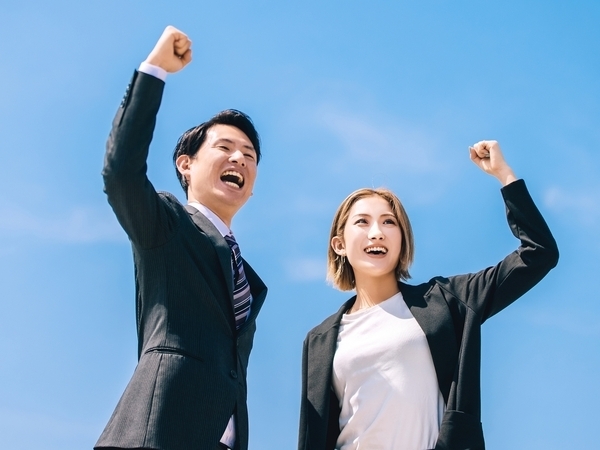 【ホテルの夜勤フロントスタッフ｜契約社員】■正社員登用あり■未経験可■転勤なし■残業20時間以内