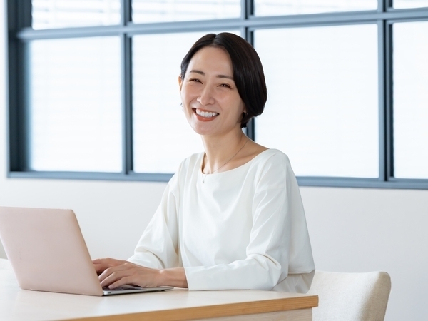 【正社員｜カスタマーサポート】■業界未経験可■正社員経験なしOK■上場企業■服装自由■年間休日120日以上■土日祝休み