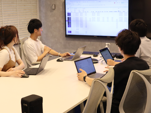 ＜アルバイト／サービス運営・企画＞◆正社員登用前提◆時給1500円◆SNS＆マーケに関わる◆「企画」「集客」「改善」など多方面に挑戦可能◆服装自由◆