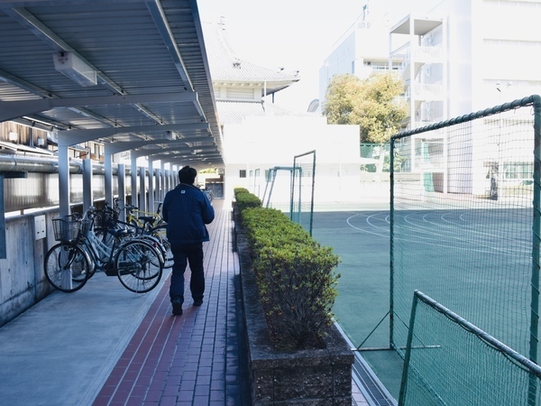 校内を巡回し、異常がないか確認し
各教室の施錠を行います。