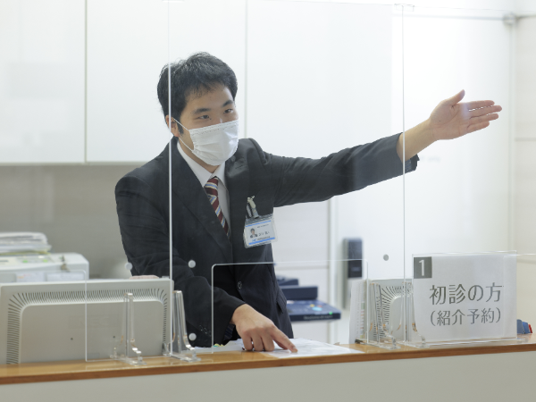 【正社員】救急病院での夜間受付スタッフ◆未経験歓迎／月収約30万／マイカー通勤OK