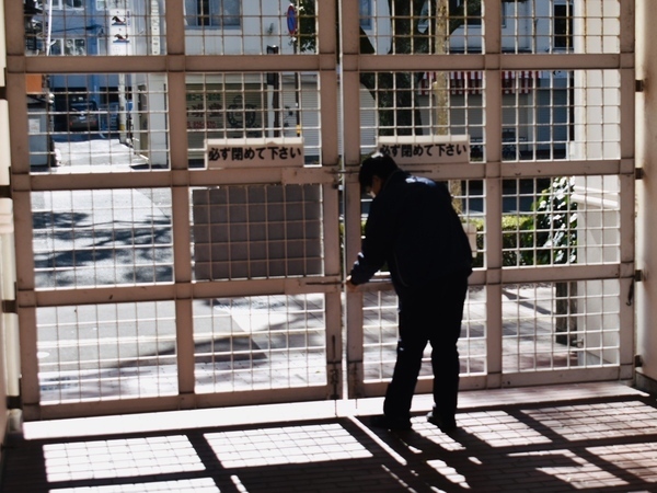 最終、人の不在を確認し、
警備をかけ門の施錠を行います。