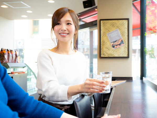 【ホールスタッフ/アルバイト・パート】★週1日、1日3h～OK ★昇給年3回 ★学歴不問 ★食事補助あり ★駅チカ ★徹底した業務効率化でムダな作業なし ★飲食未経験・バイトデビューの方も歓迎 ★本場讃岐うどん居酒屋で活躍♪