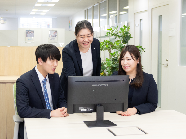 【 カスタマーエンジニア/正社員】◆月給20万円～◆社内でのチームワークもバッチリ◆マネジメント希望の方も大歓迎◆一年で全員昇給した実績も/SI