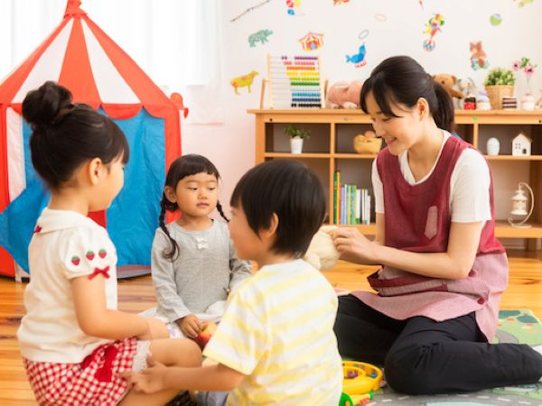 《時間固定のパート保育士｜認可保育園での補助やフリー》平日週5日フルタイムまたは短時間｜資格必須