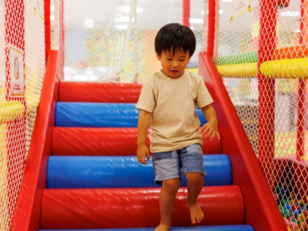 《たまプラーザ駅直結》商業施設内にある屋内型遊び場｜派遣の遊び場プレイリーダー｜土日含む週4日以上