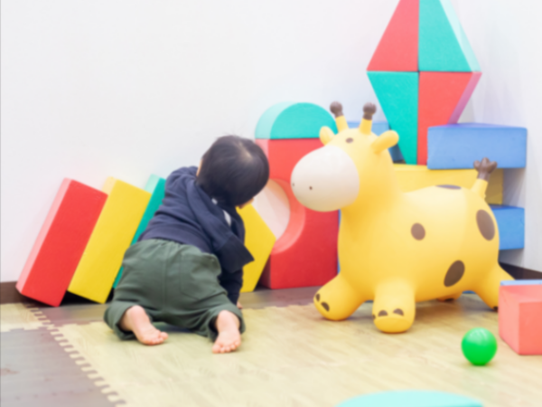 《商業施設内》無資格OKの派遣遊び場補助員｜辻堂駅直結の屋内型遊び場｜土日含む週4日以上できる方