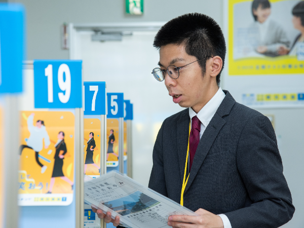 生徒や講師たちの成長を見守れる
やりがいのある仕事です♪