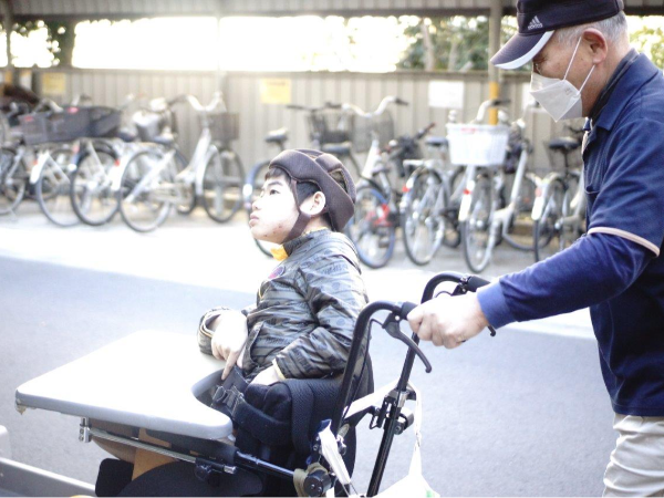 心身に障がいのあるお子様の
送迎車乗降をお手伝いいただきます